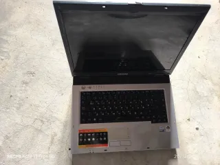 Varios ordenadores para repuestos