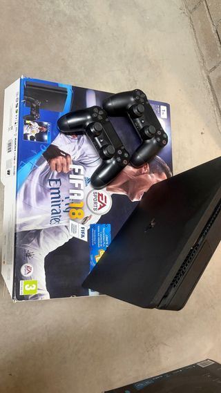 PS4 (PlayStation 4) FIFA 18 1TB Nero con 2 controller