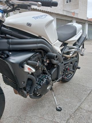 Se vende Triumph speed triple 1050,del año 2008
