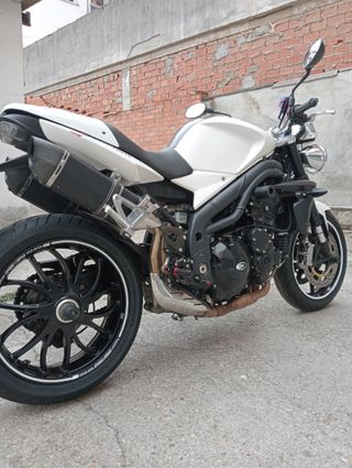 Se vende Triumph speed triple 1050,del año 2008
