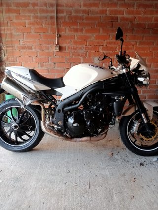 Se vende Triumph speed triple 1050,del año 2008