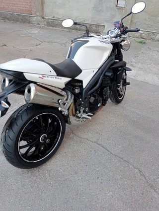 Se vende Triumph speed triple 1050,del año 2008