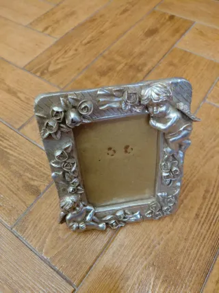 Marco de fotos antiguo con querubines y rosas