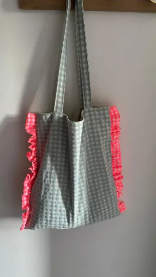 Bolso de cuadros con volantes