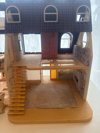 Casa de muñecas grande con muñecos