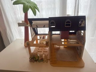 Casa de muñecas grande con muñecos