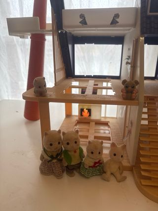 Casa de muñecas grande con muñecos