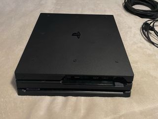 PlayStation 4 Pro 1TB + Controller + 4 Giochi
