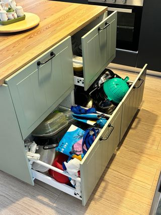 Isla de cocina IKEA y sillas altas