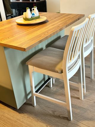 Isla de cocina IKEA y sillas altas