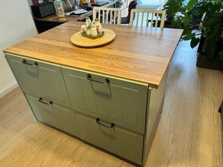 Isla de cocina IKEA y sillas altas