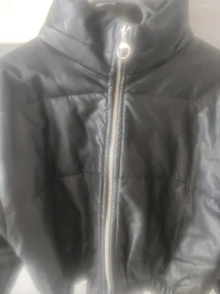Chaqueta negra acolchada