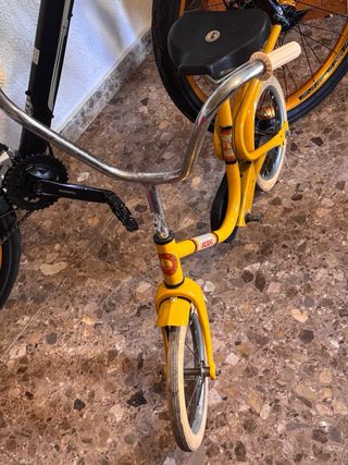 Bicicleta amarilla infantil