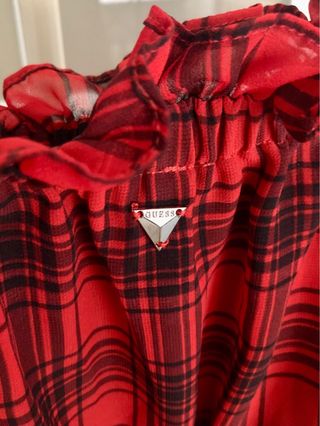 Crop top Guess cuadros rojo y negro