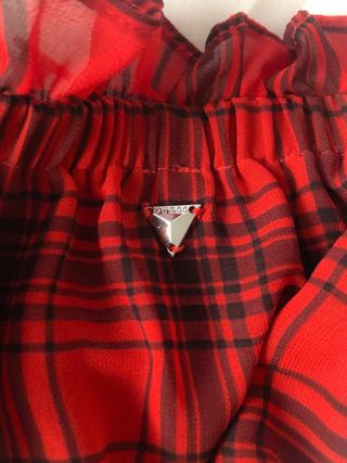 Crop top Guess cuadros rojo y negro