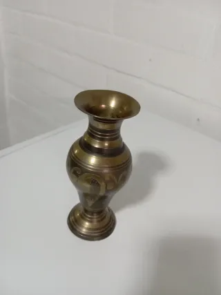 Jarrón de latón y bronce con diseño grabado