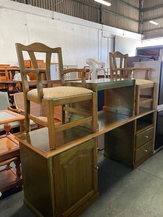 Escritorio y sillas de pino verde