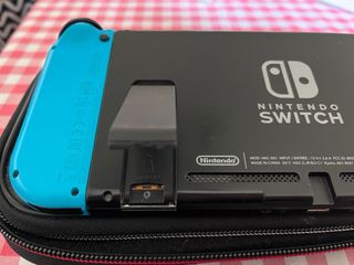 Nintendo Switch con funda, cargador y doc
