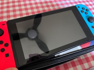 Nintendo Switch con funda, cargador y doc