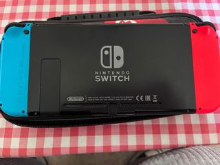 Nintendo Switch con funda, cargador y doc
