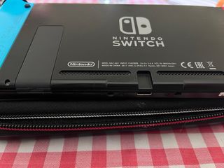 Nintendo Switch con funda, cargador y doc