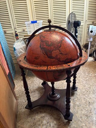 Globo terráqueo bar con base de madera
