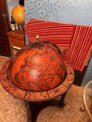 Globo terráqueo bar con base de madera