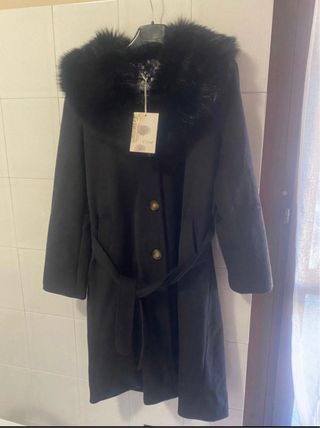 Cappotto nero con collo in pelliccia