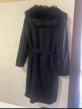 Cappotto nero con collo in pelliccia