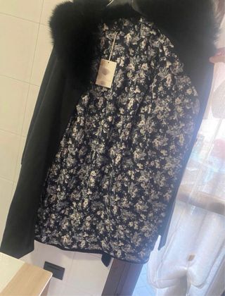 Cappotto nero con collo in pelliccia