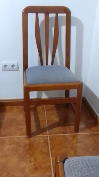 Juego de 4 sillas de comedor de madera