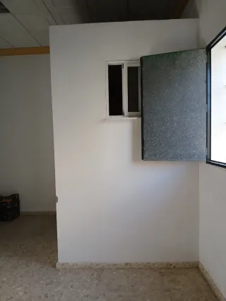 Local para alquilar, buen acceso, iluminación ok