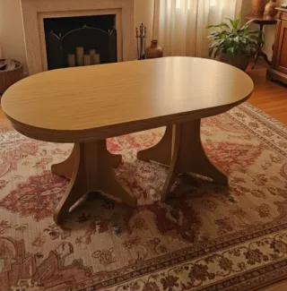 Mesa de comedor extensible de madera.