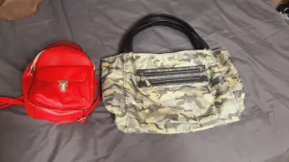 Lote 2 Bolsos: Rojo y Camuflaje