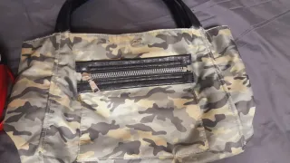 Lote 2 Bolsos: Rojo y Camuflaje