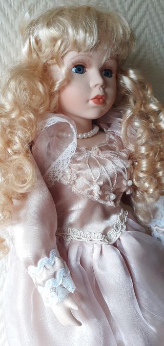 MUÑECA DE PORCELANA