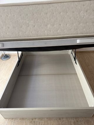 Canapé y colchón beige de la marca Mimma Valencia