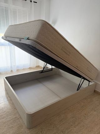 Canapé y colchón beige de la marca Mimma Valencia