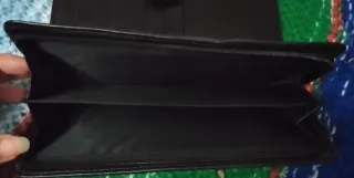 Cartera de cuero negro con aros metálicos