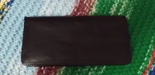 Cartera de cuero negro con aros metálicos