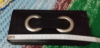 Cartera de cuero negro con aros metálicos