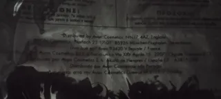 Cartera de cuero negro con aros metálicos