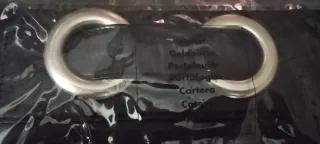 Cartera de cuero negro con aros metálicos