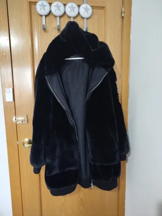 Abrigo pelo negro hombre