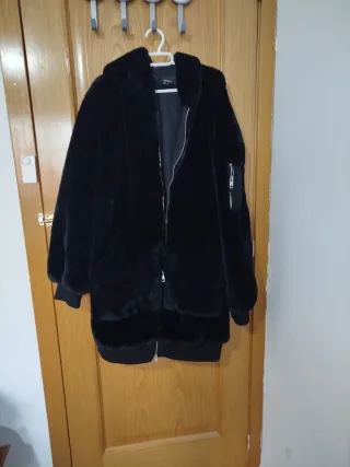 Abrigo pelo negro hombre