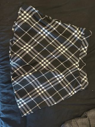 Ropa de mujer: 2 faldas y 1 jersey