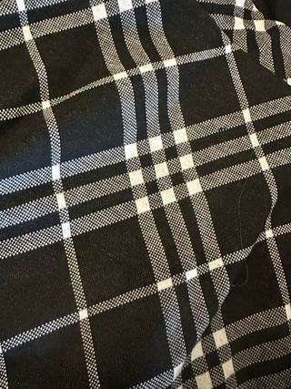 Ropa de mujer: 2 faldas y 1 jersey