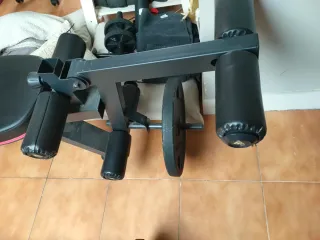 Banco de pesas Adidas con barra y discos