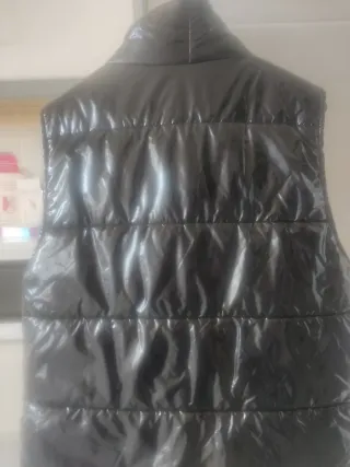 Chaleco negro brillante acolchado