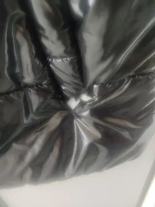 Chaleco negro brillante acolchado